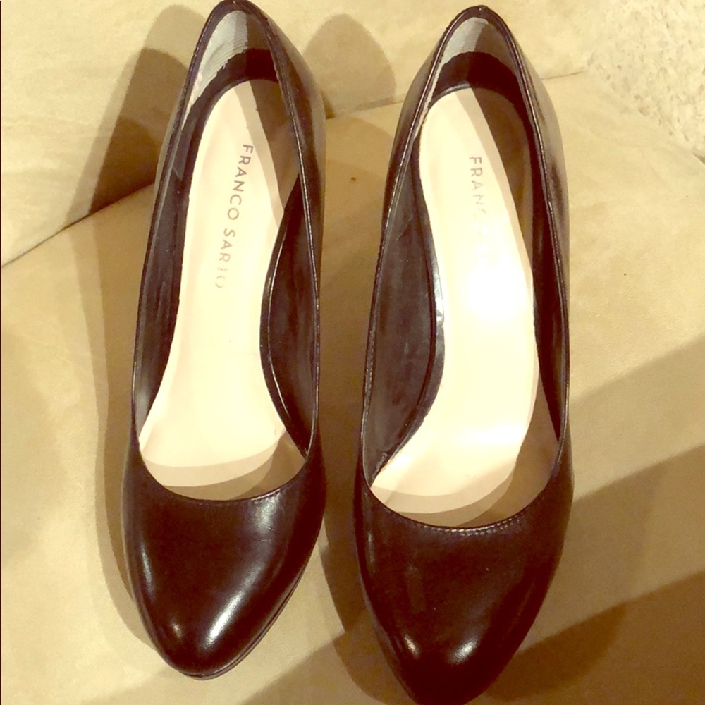 👠 black pumps.